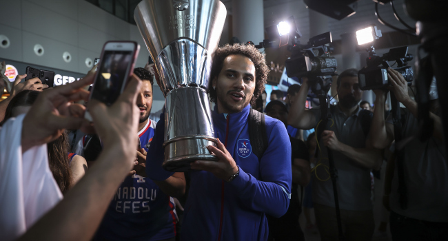 Avrupa şampiyonuna coşkulu karşılama Avrupa şampiyonuna coşkulu karşılama