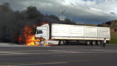 Seyir halindeki tır alev aldı, sürücü son anda kurtuldu
