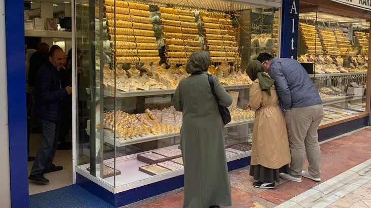 Kuyumcularda düğün sezonu hareketliliği başladı Kuyumcularda düğün sezonu hareketliliği başladı