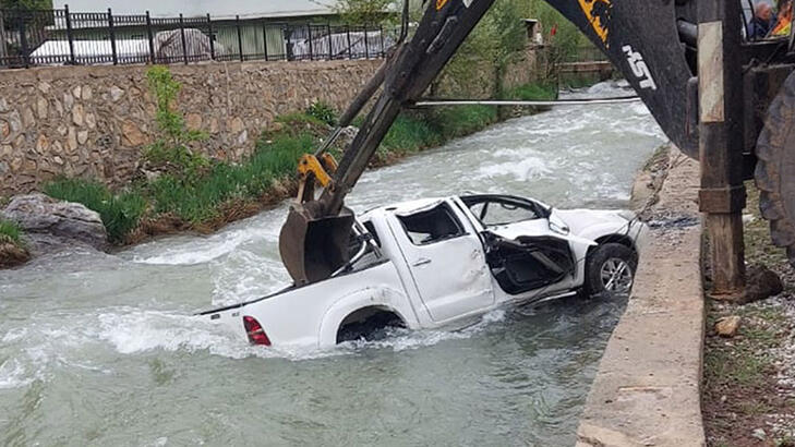 Van’da kamyonet dereye uçtu: 2 ölü, 3 yaralı Van’da kamyonet dereye uçtu: 2 ölü, 3 yaralı