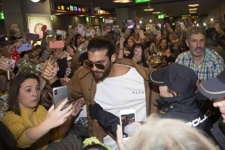 Can Yaman korku dolu günler yaşıyor! Kanlı tehdit mektubu…