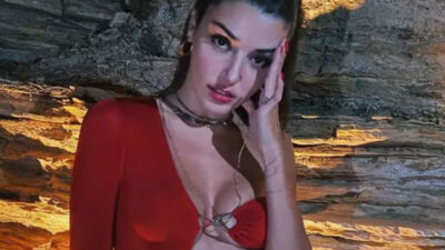 Hande Erçel göğüs dekolteli ayna pozuyla mest etti!