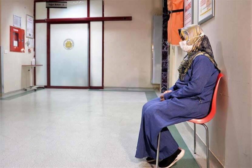 Yoğun bakım kapısında 10 yıldır çocuğunu bekliyor Yoğun bakım kapısında 10 yıldır çocuğunu bekliyor