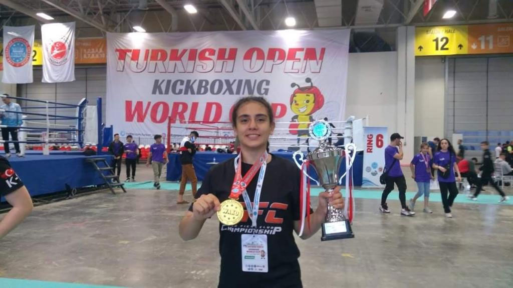 Bu gurur tüm Türkiye’nin! Kick Boks Dünya Kupası’nda şampiyon Zeynep Zengin Bu gurur tüm Türkiye’nin! Kick Boks Dünya Kupası’nda şampiyon Zeynep Zengin