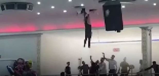 Akıllara durgunluk veren olay! Düğünde başlarını yukarı kaldırdılar…