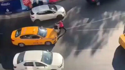 İki taksicinin müşteri kavgası: Caddeyi boks ringine çevirdiler