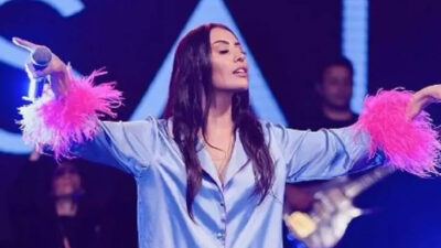 Hande Ünsal sahneye pijamayla çıktı