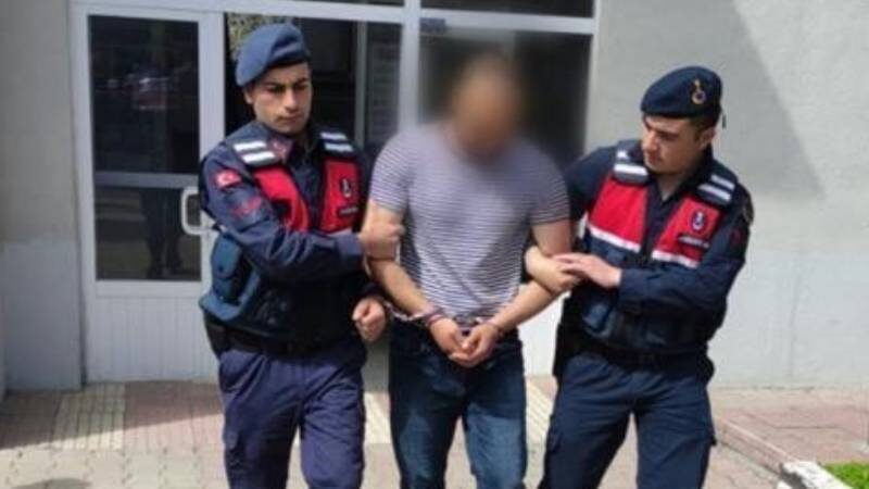Bursa’da suç makinesi yakayı ele verdi Bursa'nın Keles ilçesinde kendisini jandarma olarak tanıtıp dolandırıcılık yaptığı iddiasıyla