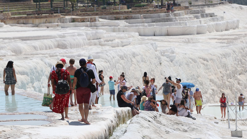Pamukkale’yi 4 ayda 240 bin ziyaretçi gezdi Denizli'nin gözde turizm merkezi Pamukkale'yi, yılın ilk 4 ayında 240