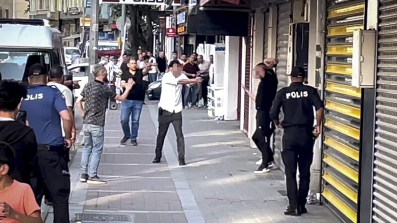Bursa'da hakkında arama kararı bulunan ve polise yakalanmamak için yanındaki