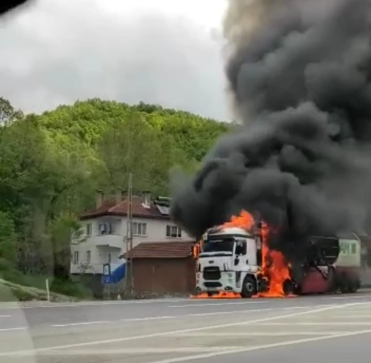 Bursa’da cam yüklü tır cayır cayır yandı