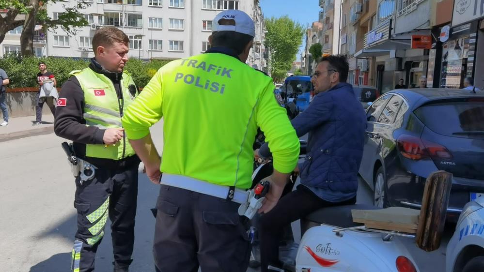 Bursa’da ceza kesilen sürücü tepkisini şova çevirdi