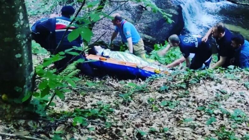 Bursa’da piknik keyfi kâbusa dönüştü Bursa’nın Mustafakemalpaşa ilçesinde kayalıklarda yürürken dereye düşüp yaralanan piknikçi, mahsur