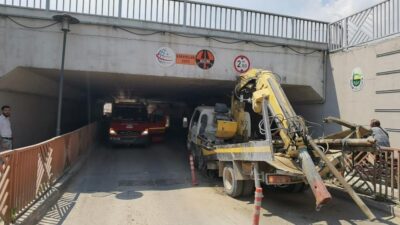 Bursa’da altgeçide çarpan sondaj aracı ikiye bölündü