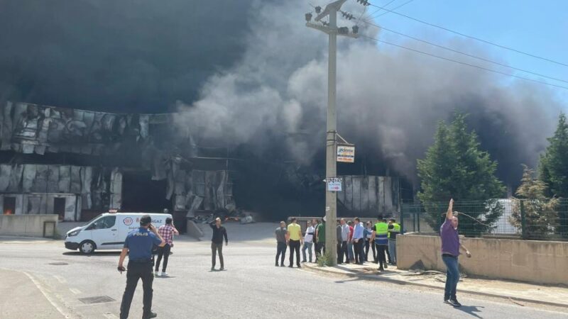 İşte Bursa’daki yangının boyutu Barakfakih Mahallesi’ndeki fabrikada çıkan yangın havadan görüntülendi. Görüntüler, yangının büyüklüğünü