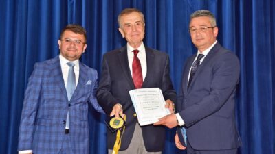 Gençoğlu’na meclis kararıyla “Onursal Vatandaşlık” verildi.
