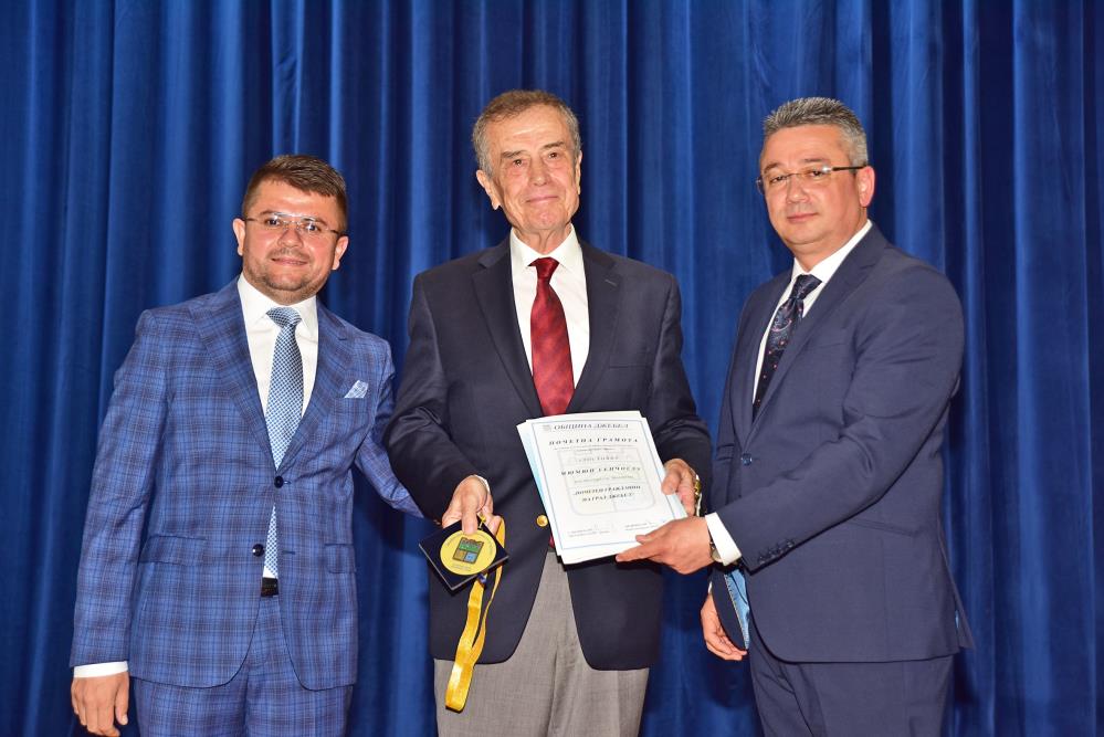 Gençoğlu’na meclis kararıyla “Onursal Vatandaşlık” verildi.