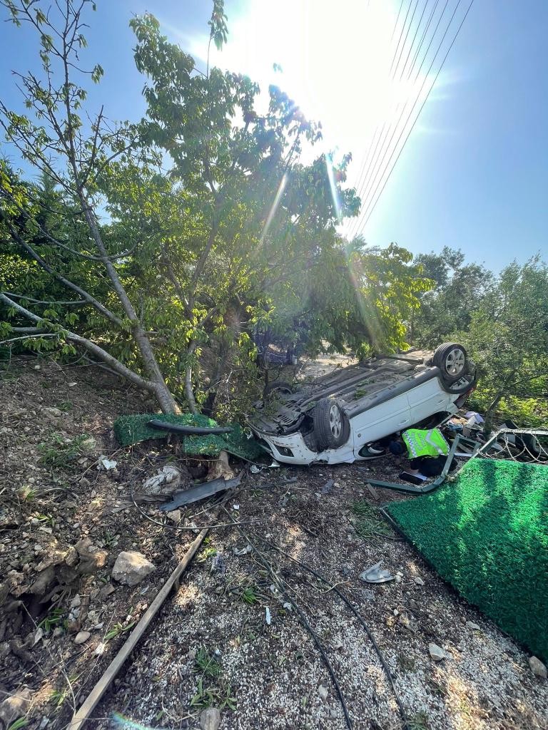 Bursa’da kontrolü kaybeden sürücü şarampole uçtu