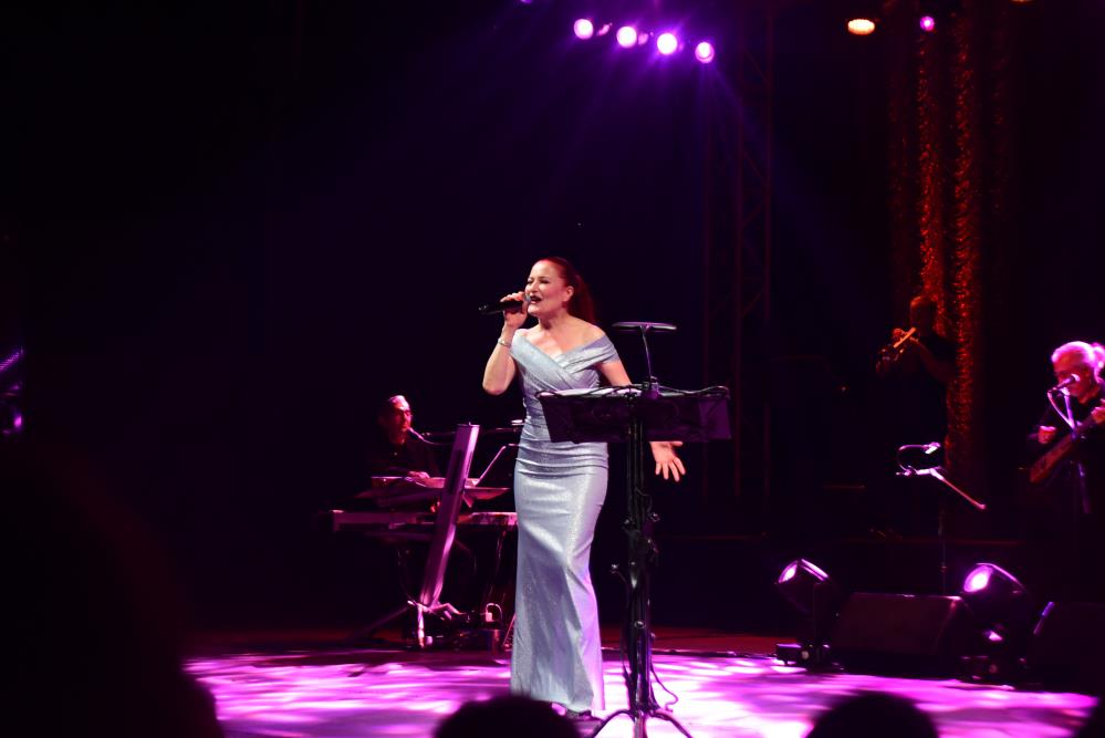 Bursa’da Candan Erçetin rüzgarı