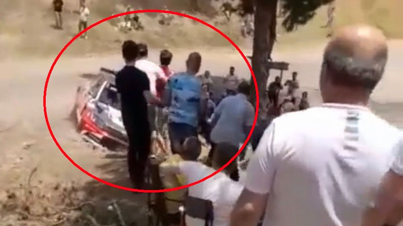 Bursa’da facia teğet geçti! Seyircilerin arasına daldı Bursa'da ralli yarışında kontrolden çıkan yarış aracı, seyircilerin arasına daldı.