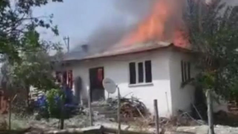 Bursa’nın Orhaneli ilçesinde çıkan yangında iki ev ile bir traktör