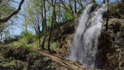 Bu köyün içinde şelale akıyor gören hayran kalıyor