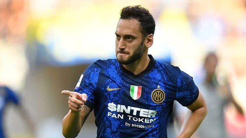 İtalyan takımı Inter'de oynayan milli futbolcu Hakan Çalhanoğlu, üzerinde oynama