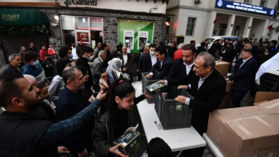 Başkan Dündar esnaf ve vatandaşlara iftariyelik dağıttı