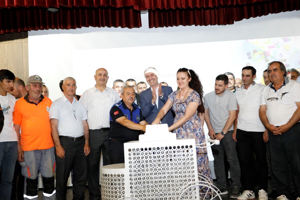 İnegöl Belediyesi’nde personelin doğum günü kutlandı