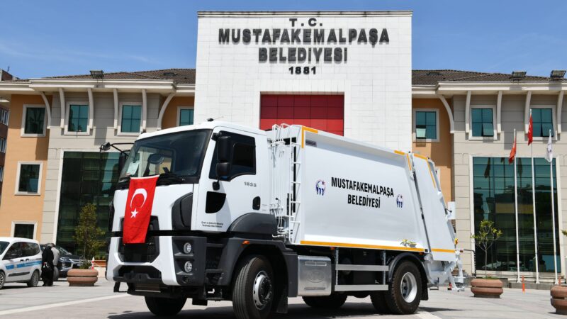 Mustafakemalpaşa’da tertemiz kazanç 4. Hibe temizlik aracını ilçeye kazandıran Mustafakemalpaşa Belediye Başkanı Mehmet