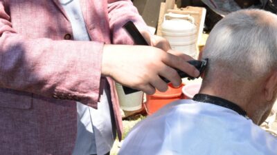 Mustafakemalpaşa’nın gönüllü kuaförlerinden gönüllere dokunan hizmet