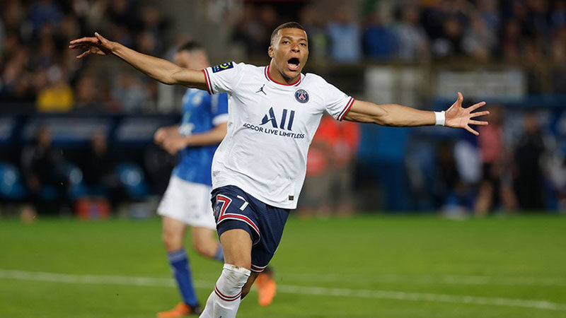 Real Madrid'e transferi gündemdeki Kylian Mbappe'nin Paris Saint-Germain ile yeni