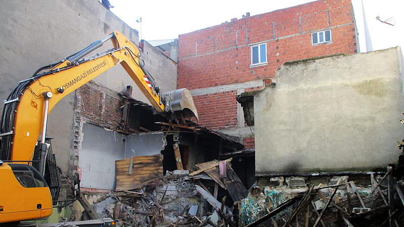Bursa’da metruk binalarla mücadele sürüyor