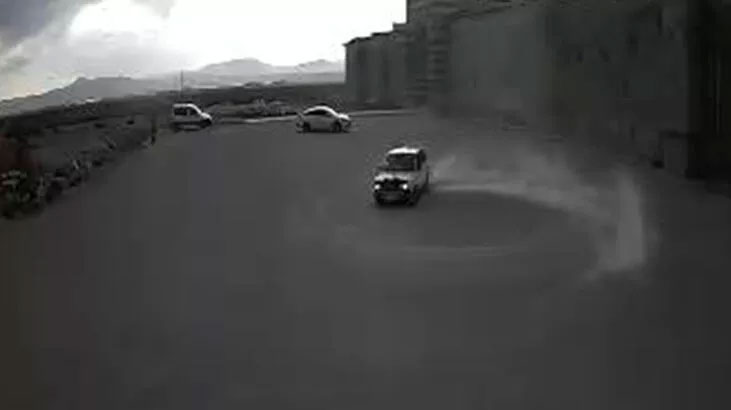 800 yıllık Zazadın Hanı’nın bahçesinde drift yaptı!
