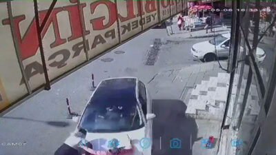 Ters yöne giren araç 1’i bebek 3 kişiye çarptı!