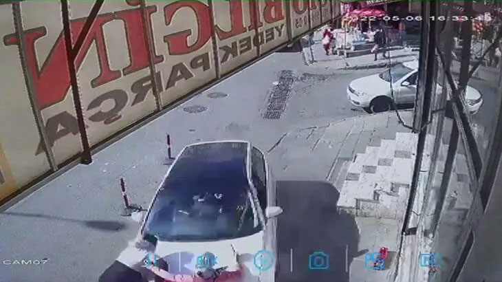 Ters yöne giren araç 1’i bebek 3 kişiye çarptı! Ters yöne giren araç 1’i bebek 3 kişiye çarptı!