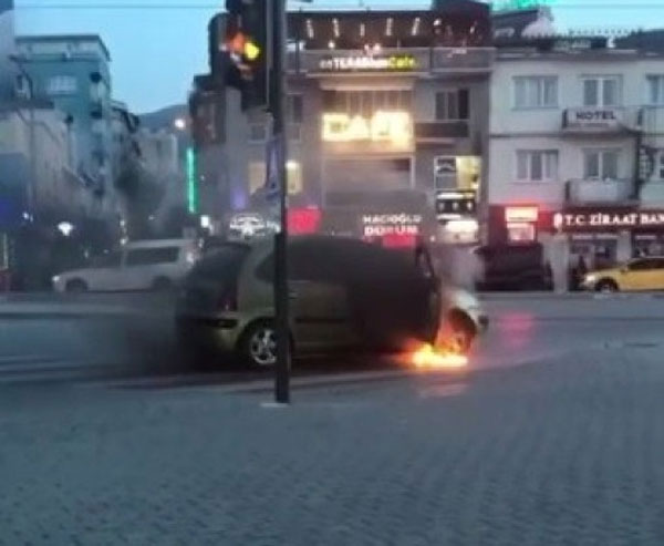 Bursa’da seyir halindeki otomobil alev alev yandı