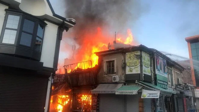 Kasapta başlayan yangın 15 dükkanı yaktı