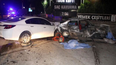 Manisa’da iki otomobil çarpıştı; 4 ölü, 2 ağır yaralı