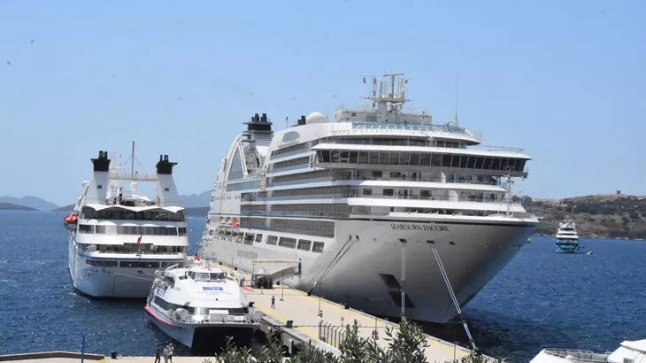 Bodrum’a 2 yolcu gemisi ve 1 lüks yat geldi