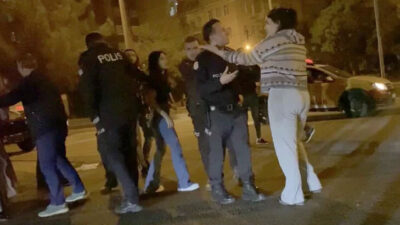 Önce erkekler sonra kadınlar! Tekme ve yumruklar havada uçuştu