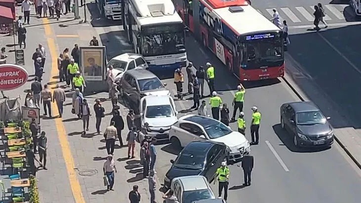 Otobüs, park halindeki otomobile çarpınca 5 araç çarpıştı!