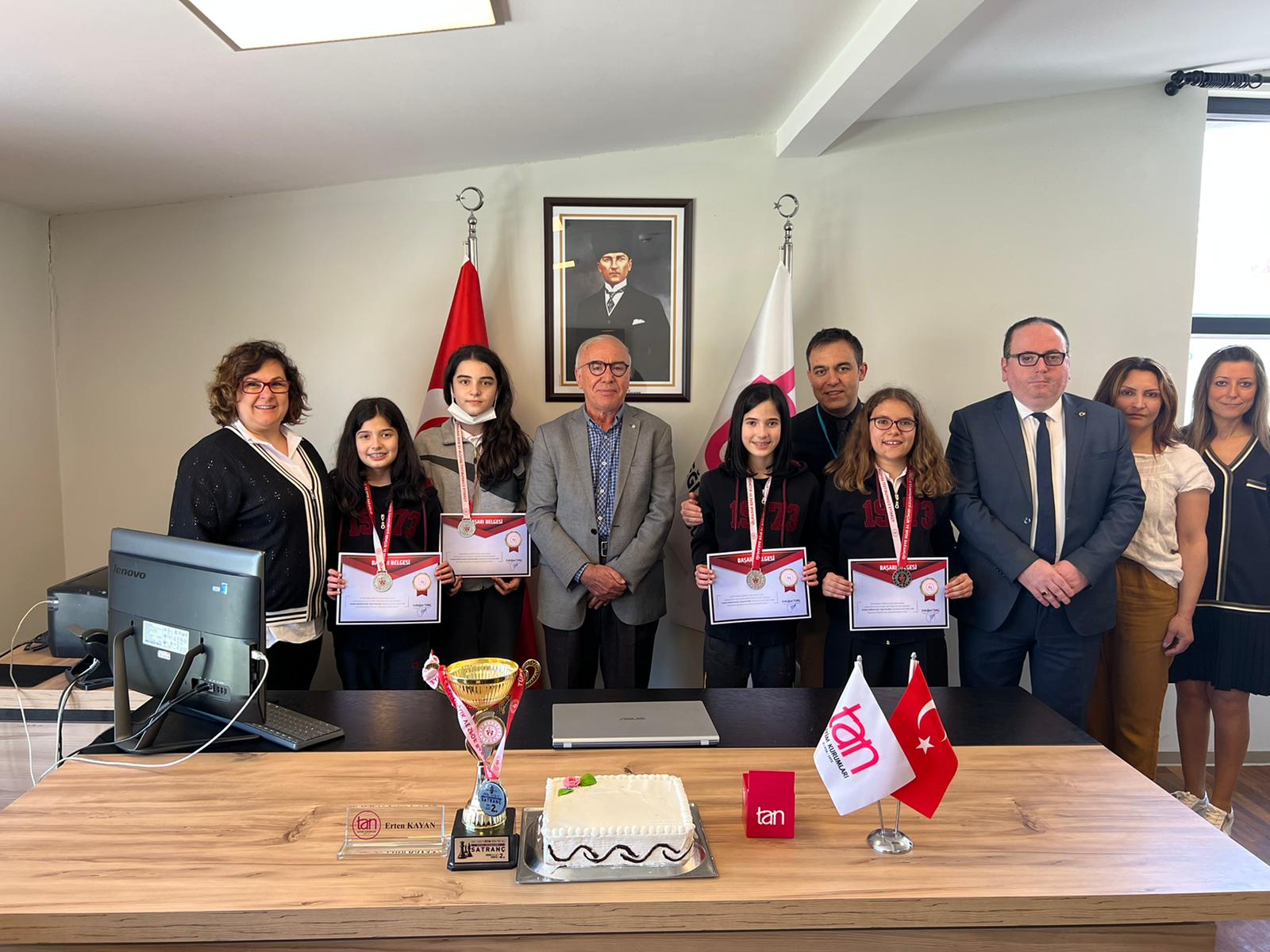 Tan Okulları’nın Minik Kızlarından Türkiye Satranç Turnuvası’nda namağlup Türkiye Şampiyonluğu Tan Okulları’nın Minik Kızlarından Türkiye Satranç Turnuvası’nda namağlup Türkiye Şampiyonluğu