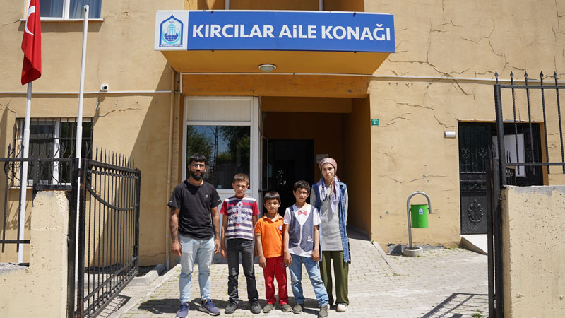 Sokakta kalan aileye Yıldırım Belediyesi sahip çıktı