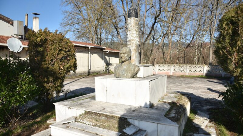 Mustafakemalpaşa Belediyesi, Devecikonağı Mahallesi’nde eskiyen ve yıpranan Atatürk büstünü çevre