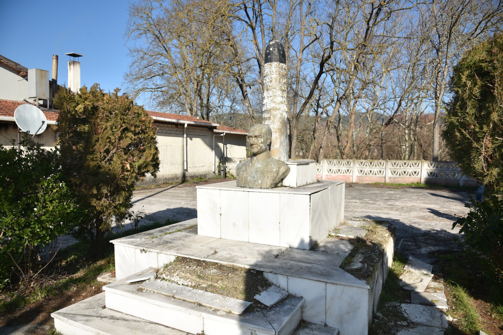 Yeni Atatürk büstü Mustafakemalpaşa’ya çok yakıştı