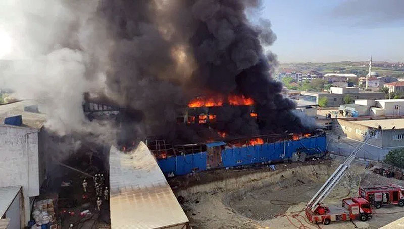 Fabrikada yangın! Alevler 2 fabrikaya sıçradı