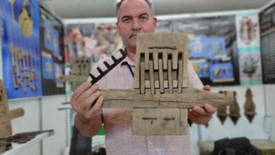 Bursa’da düzenlenen el sanatları festivalinde sergi açan kilit ustası standını