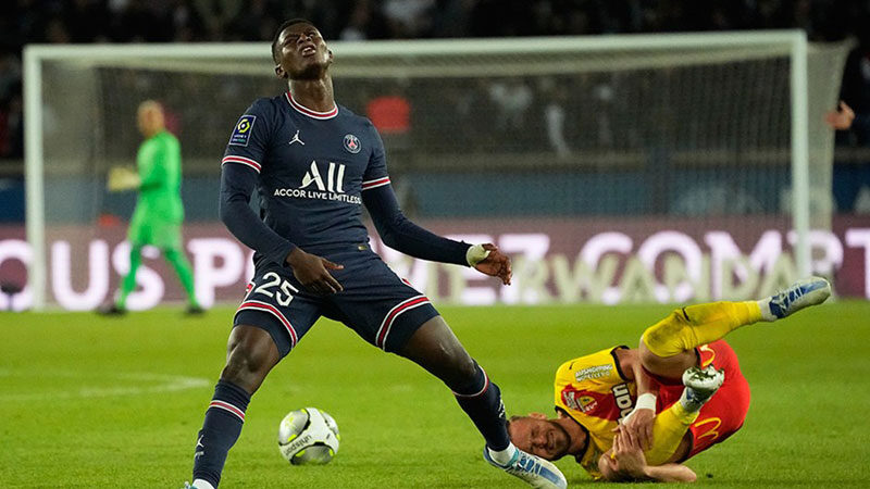 PSG’den Mendes’e 40 milyon Euro Fransa Birinci Futbol Ligi ekiplerinden Paris Saint-Germain (PSG), Portekizli sol