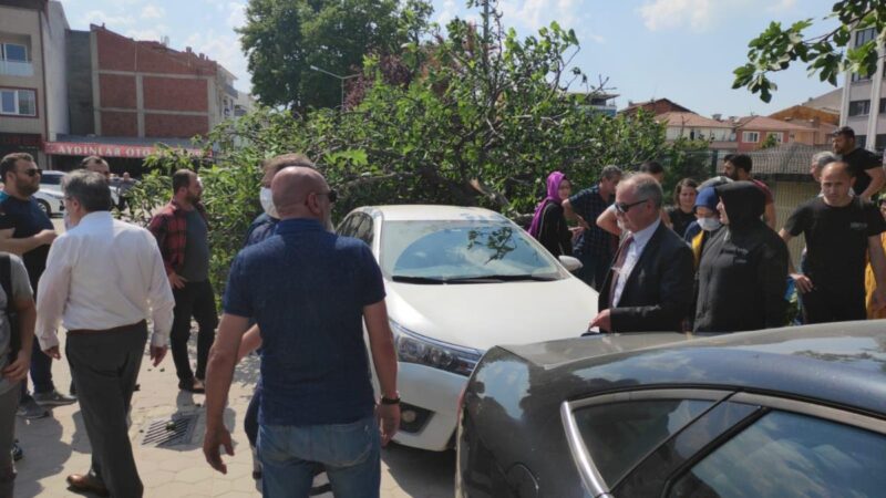 Bursa'nın İnegöl ilçesinde bir okulun önünde çocuklarını beklerken üzerlerine ağacın
